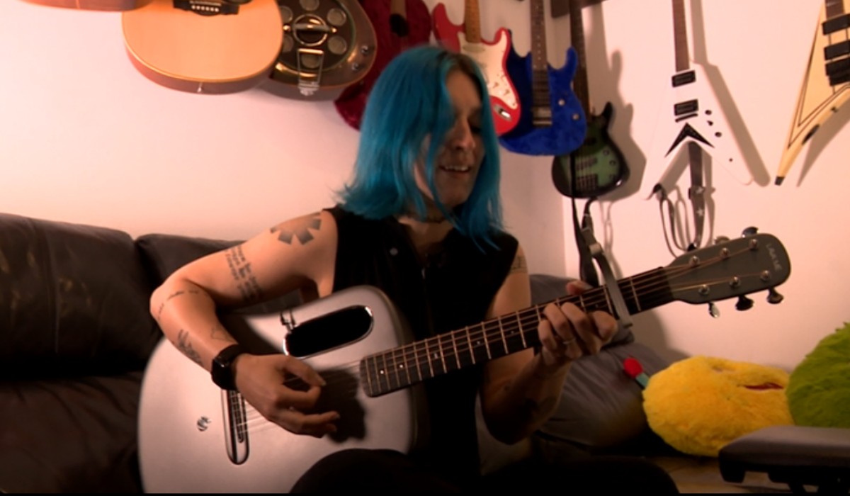 Cantora de Campinas com surdez usa vibrações do violão para 'sentir' a música e continuar na carreira