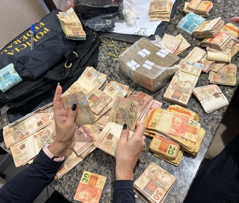 PF apreende R$ 100 mil em ação contra grupo que comandava tráfico de drogas de dentro da cadeia com ajuda de advogado