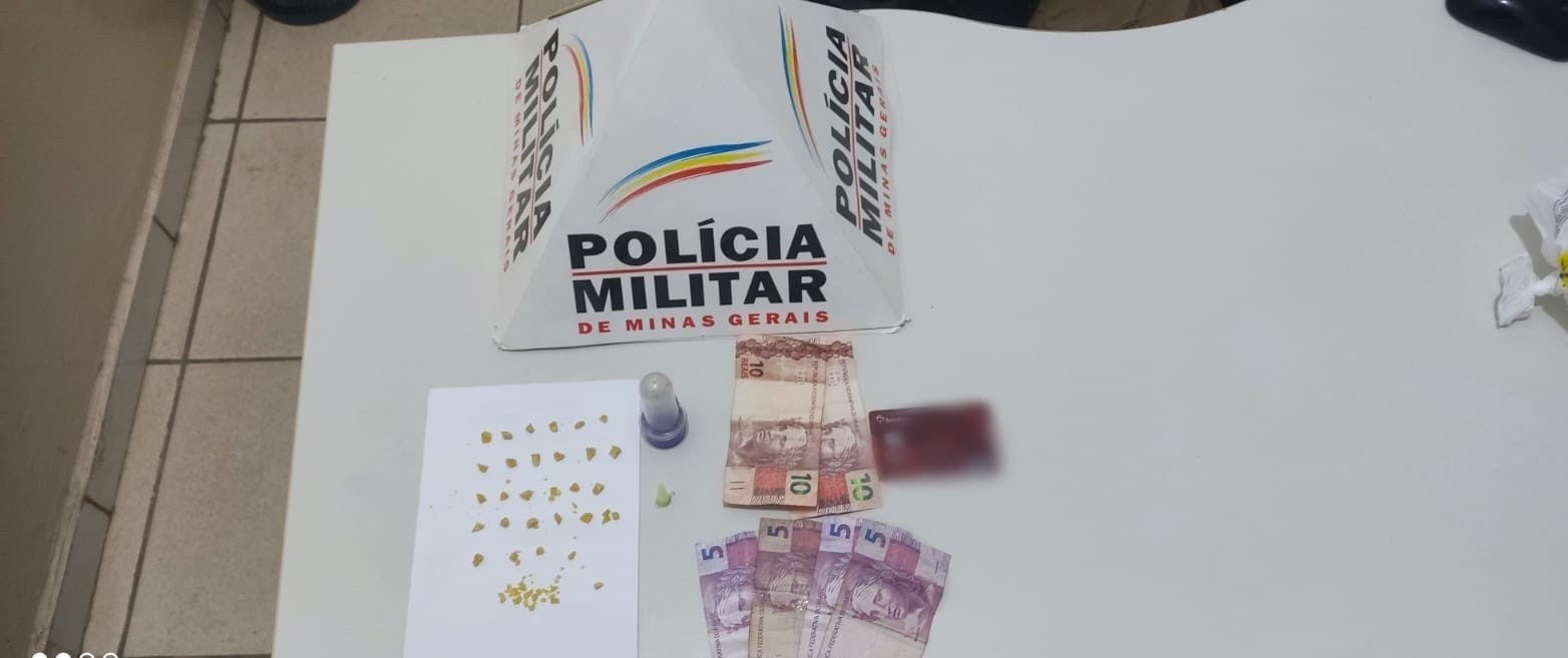 Homem é preso com drogas após PM ser informada que ele danificava casa e ameaçava esposa em Buritizeiro