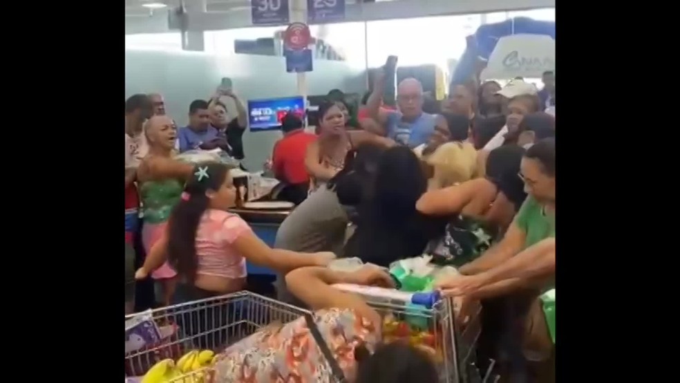 Mulheres se agridem durante inauguração de supermercado em Olinda, no Grande Recife — Foto: Reprodução/WhatsApp