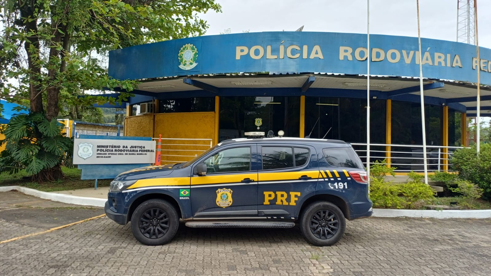 PRF flagra caminhão com placas adulteradas e suspeita de sonegação fiscal na Via Dutra, em Porto Real