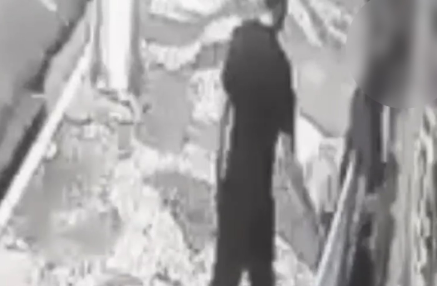 Homem é filmado importunando sexualmente funcionária de loja, no Paraná