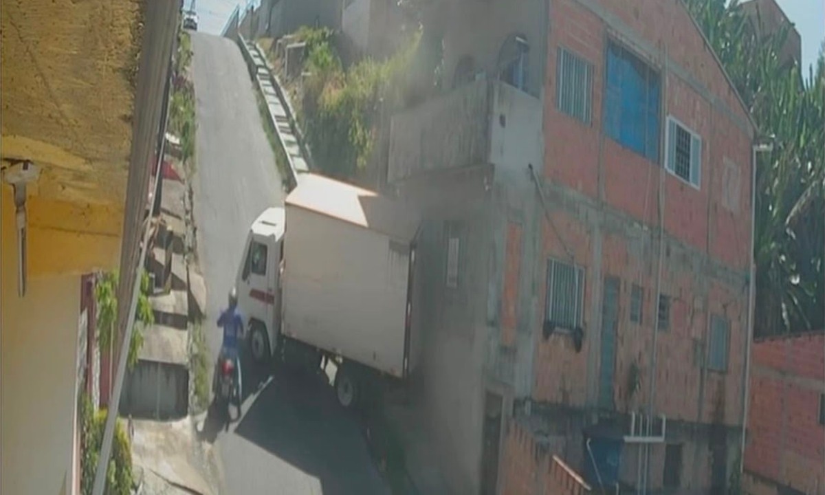 Caminhão desce ladeira de ré, quase atropela pedestre e motociclista e bate em muro na Zona Norte de Manaus; VÍDEO