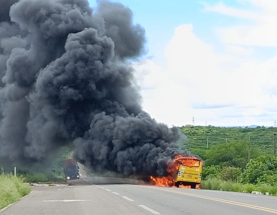 Ônibus de viagens intermunicipais é destruído por incêndio no interior do RN; veja vídeo
