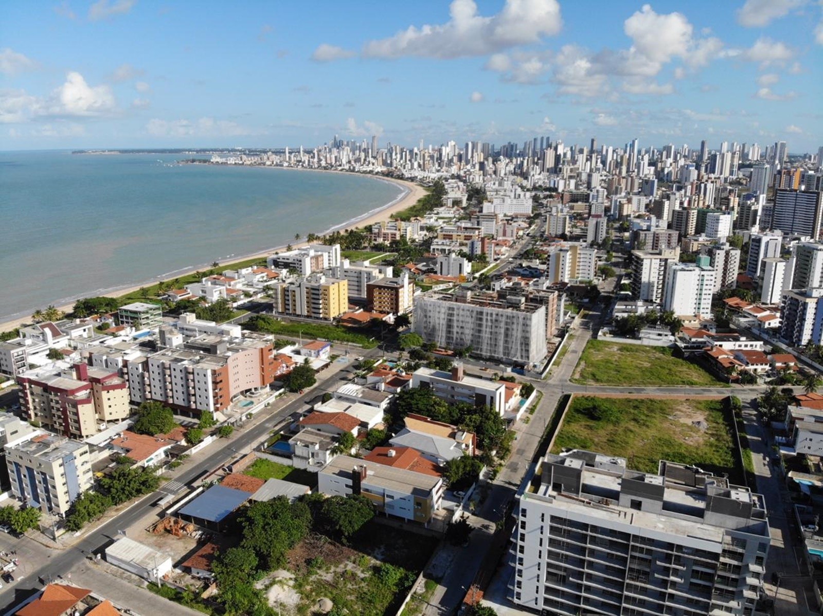 Hospedagens no Litoral paraibano durante o verão podem custar R$ 5 mil por noite