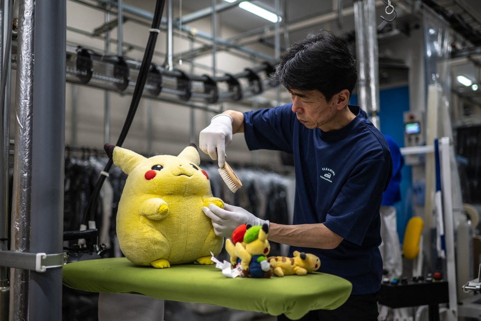 Empresa de limpeza viraliza no Japão por serviço de 'spa para pelúcias' — Foto: PHILIP FONG / AFP