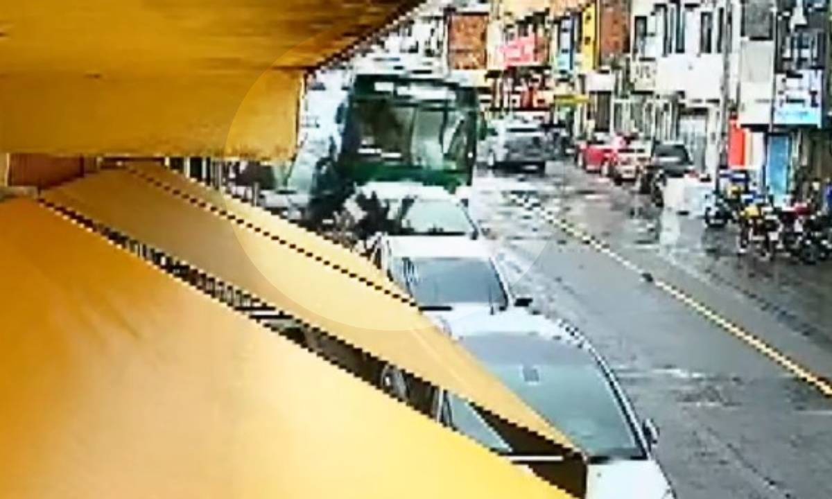 VÍDEO: ônibus desce ladeira desgovernado, atinge seis veículos e deixa ferido em Salvador 