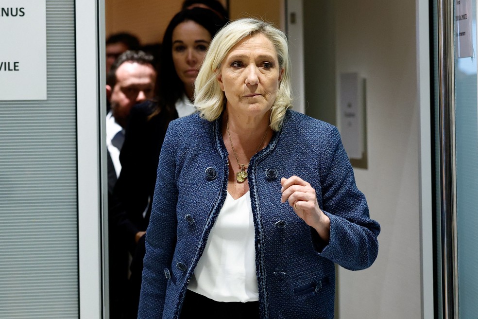 A líder do partido da extrema direita da França, Marine Le Pen, deixa tribunal após ser condenada por desvios de fundos públicos, em 31 de março de 2025. — Foto: Stephanie Lecocq/ Reuters