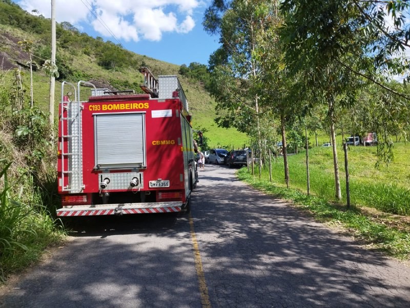 Batida de frente deixa 6 feridos na Estrada de Humaitá, em Juiz de Fora