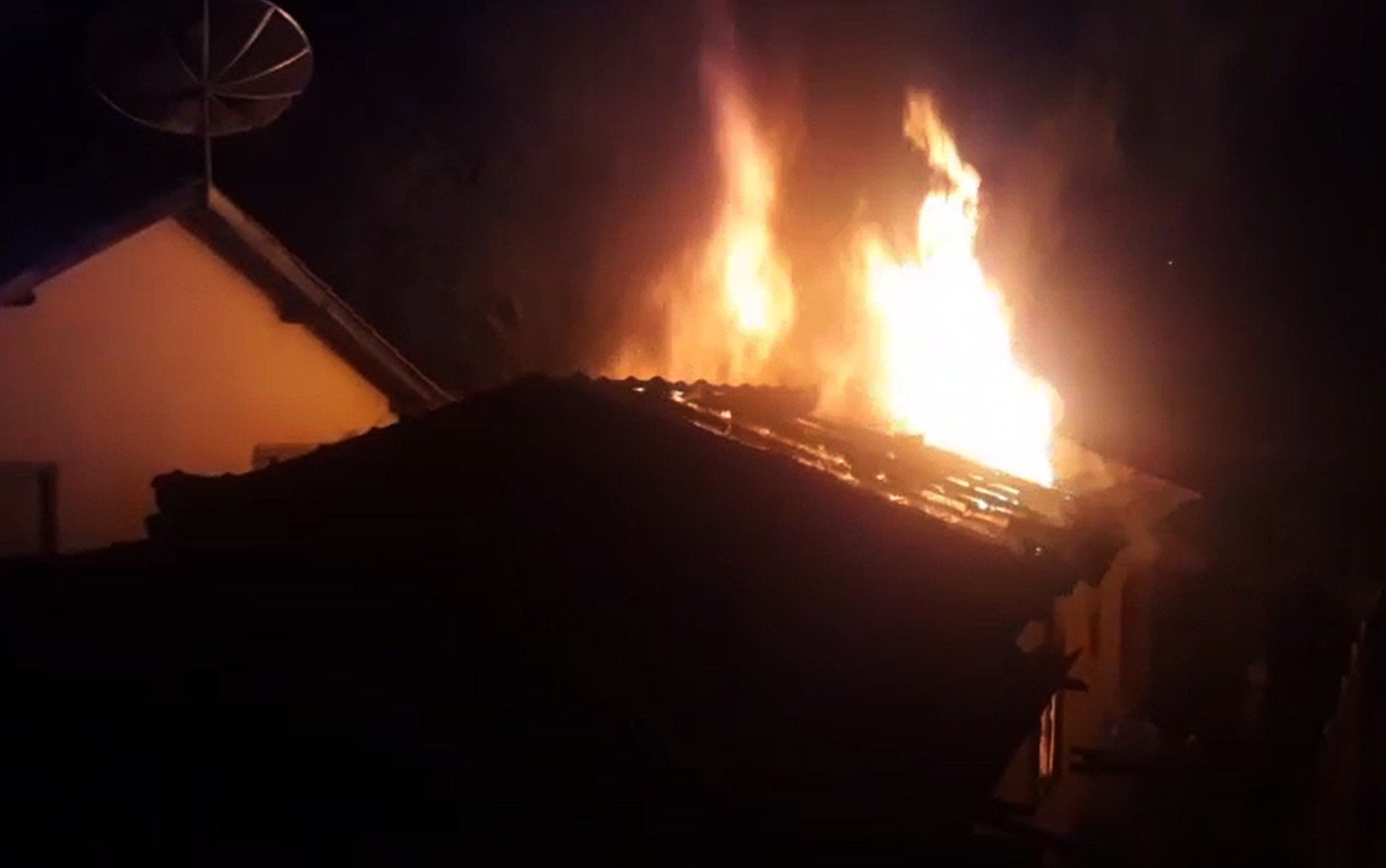 Casal de idosos escapa de incêndio após vela cair de armário e destruir casa em Areado, MG