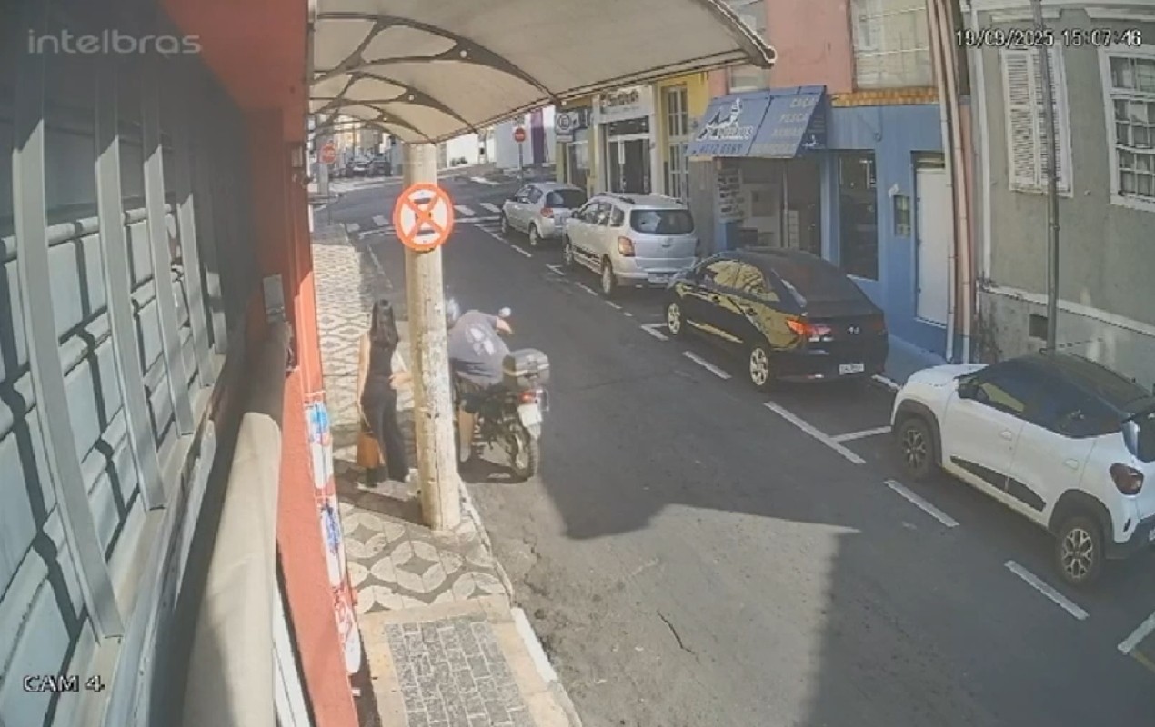 Câmera de segurança flagra momento em que motociclista assedia mulher em São Roque; homem é preso