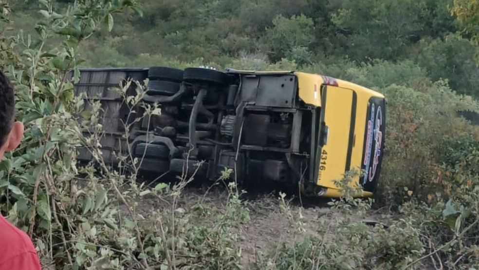 Ônibus com romeiros tombou na CE-456, deixando mortos e dezenas de feridos na zona rural de Canindé. — Foto: Reprodução