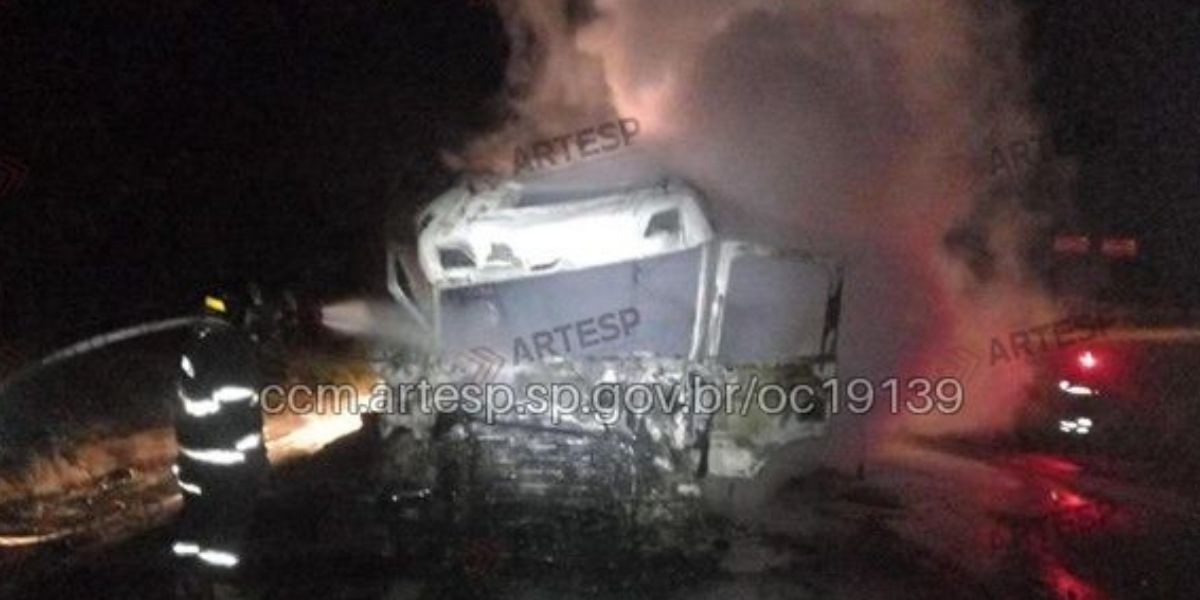 Caminhão pega fogo após colisão com outro veículo na Rodovia Castello Branco