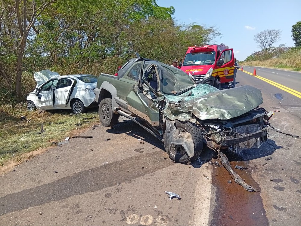 Monte Aprazível - SP: Acidente entre dois carros e caminhão deixa feridos em rodovia