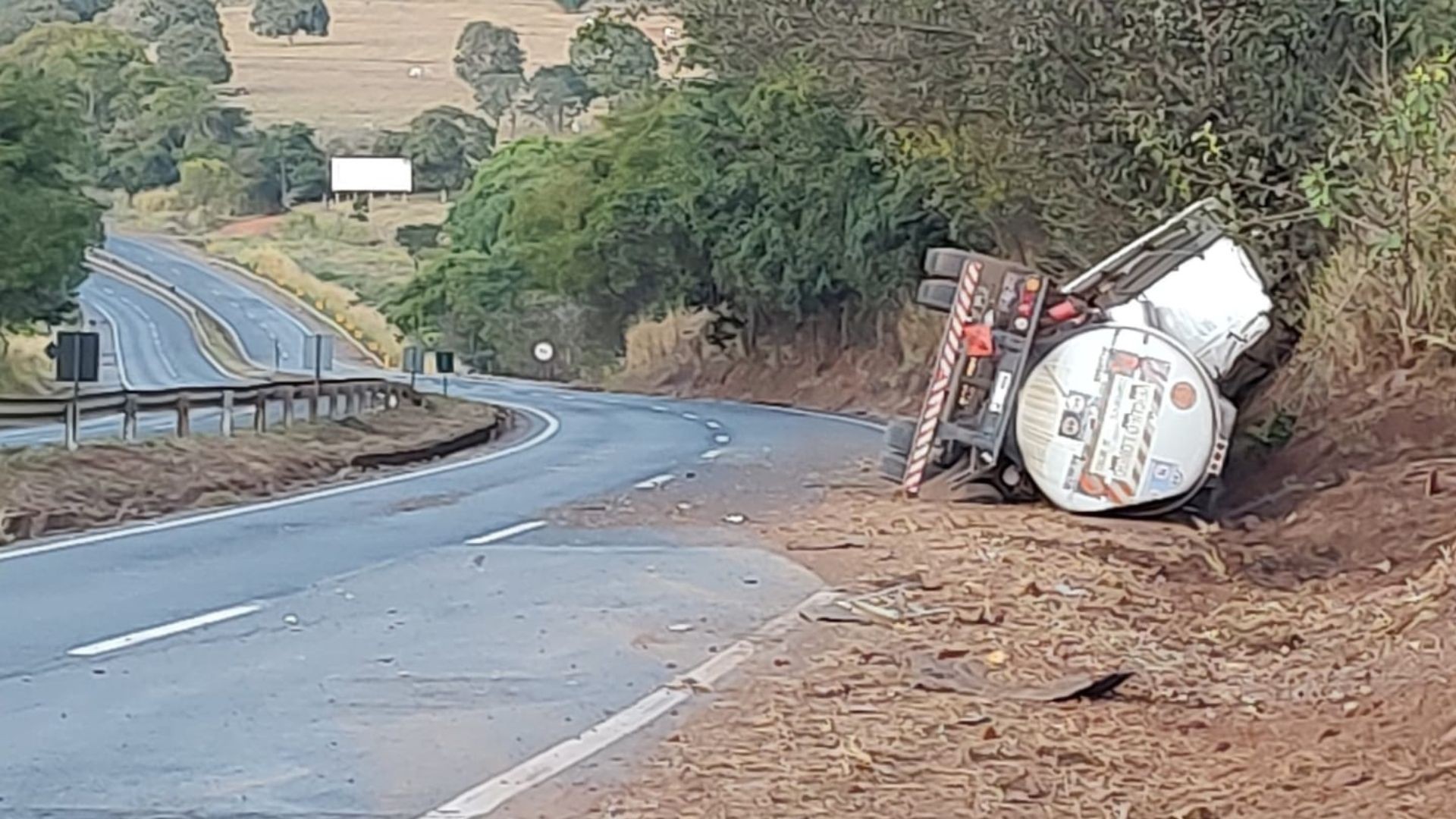 Vazamento de etanol após tombamento de caminhão-tanque interdita BR-153 em MG