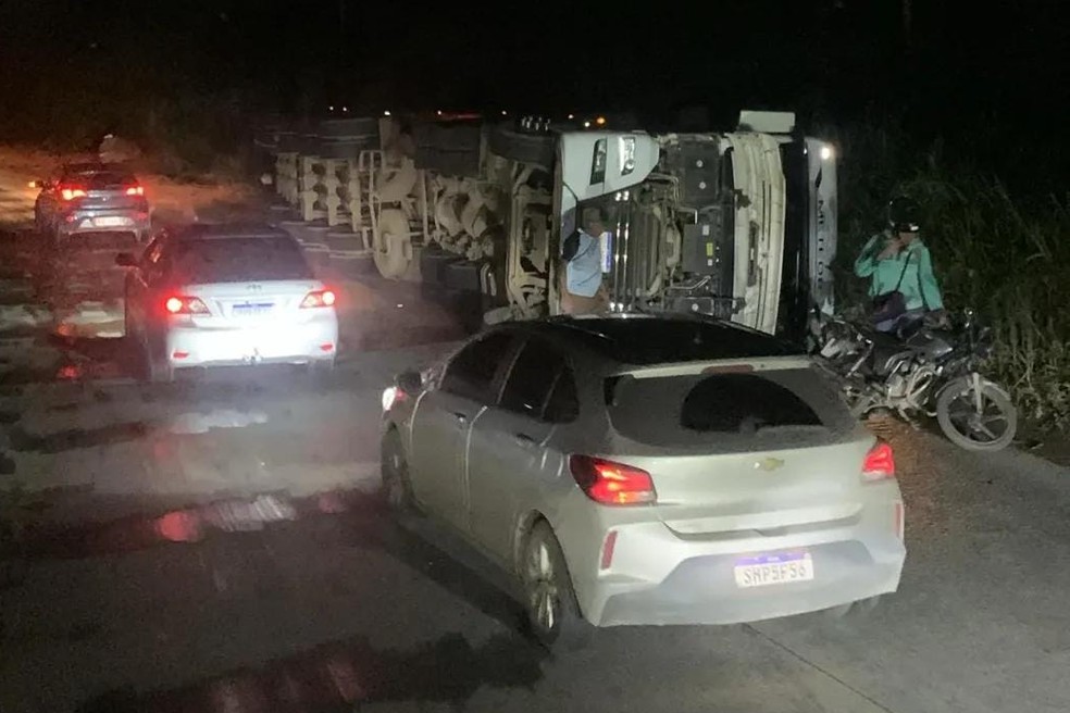 Acidente entre ônibus e carreta deixa uma pessoa morta e 12 feridos — Foto: Redes sociais