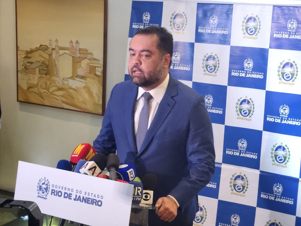 Cláudio Castro se prepara para falar com jornalistas no Palácio Guanabara — Foto: Raoni Alves/g1