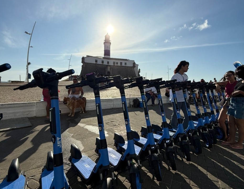 Irmãos são presos por suspeita de cometer roubos com patinetes elétricos em Salvador