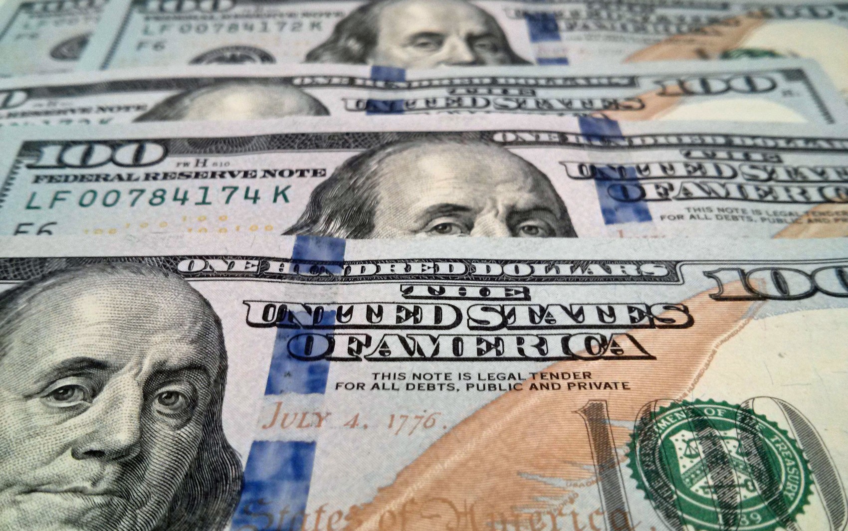 Gastos de brasileiros no exterior alcançam maior índice em 11 anos; dólar recuou e IOF subiu em 2025