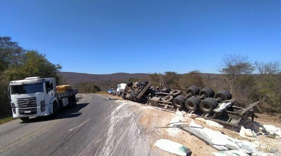 Motorista ficou ferido após perder o controle da direção de um caminhão carregado de gesso, que tombou na curva. — Foto: Reprodução/TV Sudoeste 