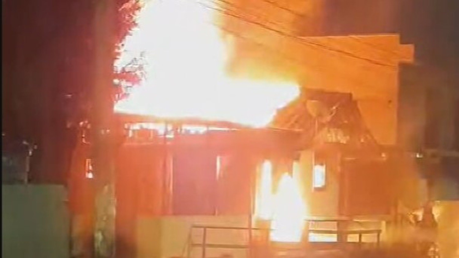 Bar no Recife fica destruído após ser atingido por incêndio; VÍDEO