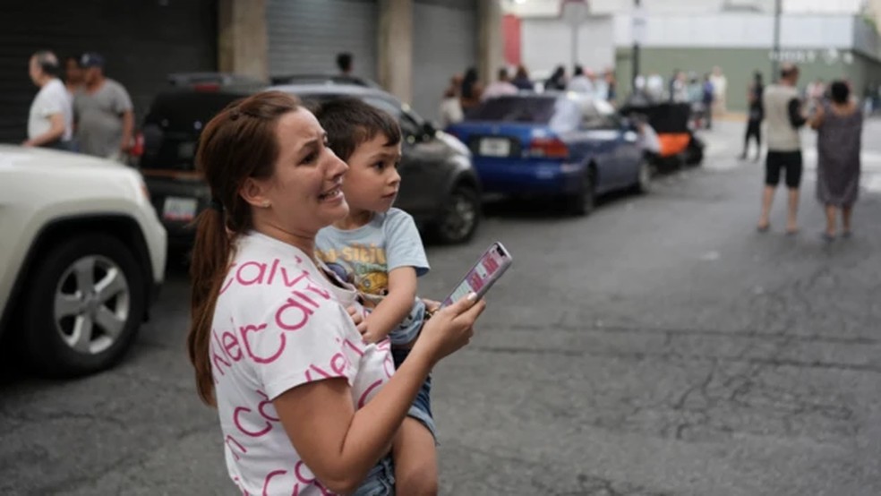 Os celulares alertaram milhões de venezuelanos sobre o que estava acontecendo — Foto: Getty Images