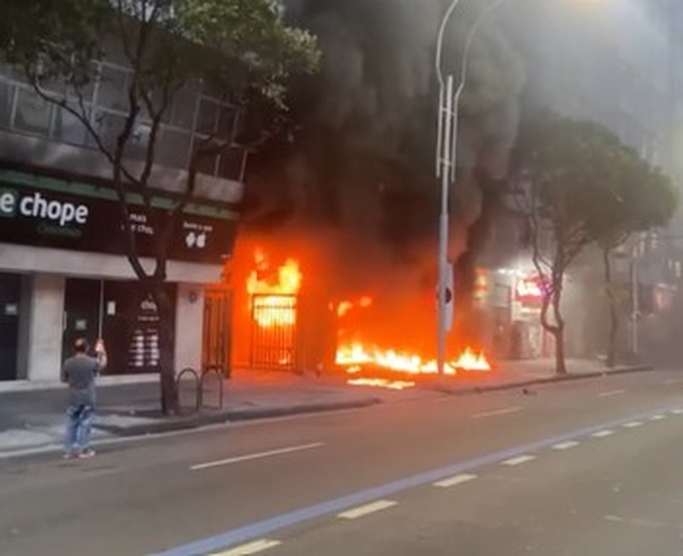 Incêndio atinge loja em Copacabana — Foto: Reprodução