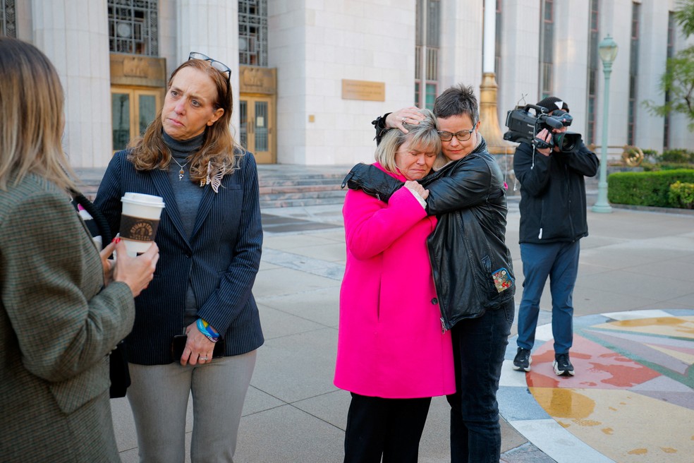 Uma mulher abraça Lori Schott, do Colorado, uma das mães que perderam seus filhos por causa das redes sociais, do lado de fora do Tribunal de Los Angeles. Foto tirada em 18 de fevereiro de 2026. — Foto: REUTERS/Mike Blake