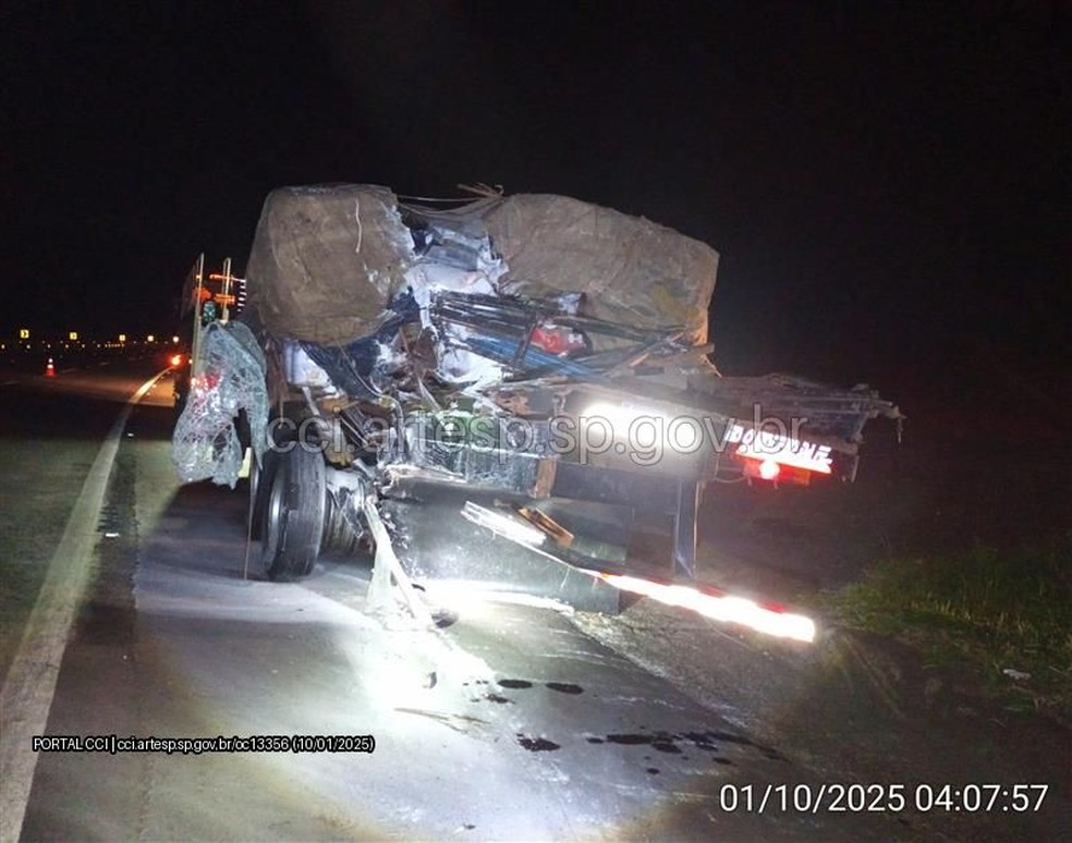 Ônibus tenta desviar de veículo e bate em caminhão em Itatinga (SP) — Foto: Artesp/divulgação