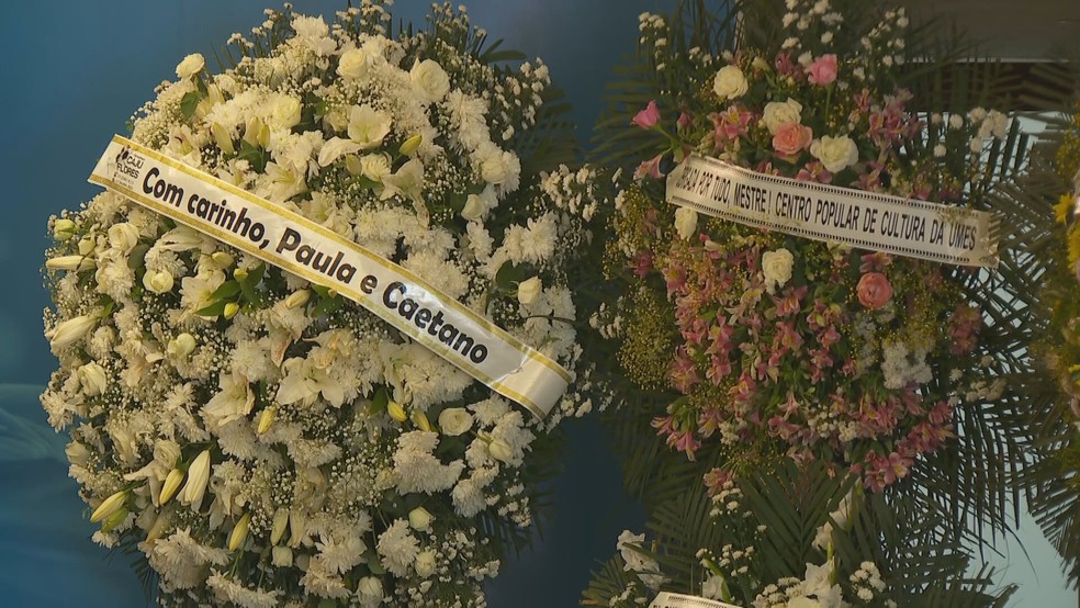 Coroa de flores enviada por Caetano Veloso e Paula Lavigne — Foto: Reprodução/ TV Globo