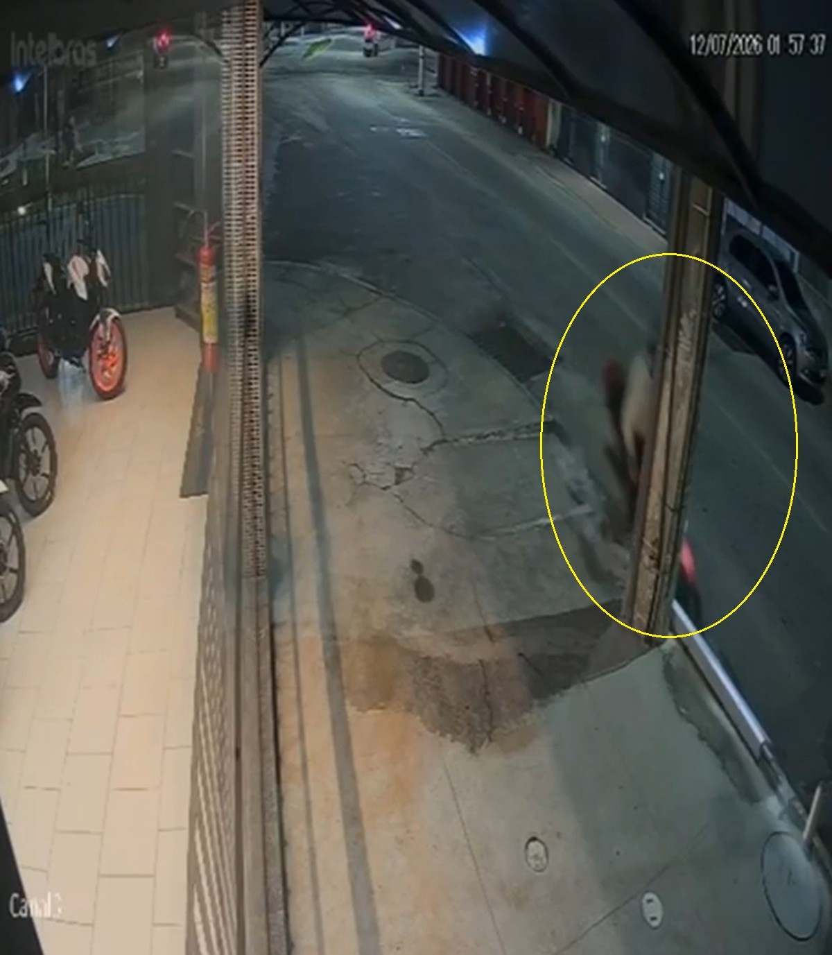 Motociclista bate de frente com um poste e fica ferido em Araruama 