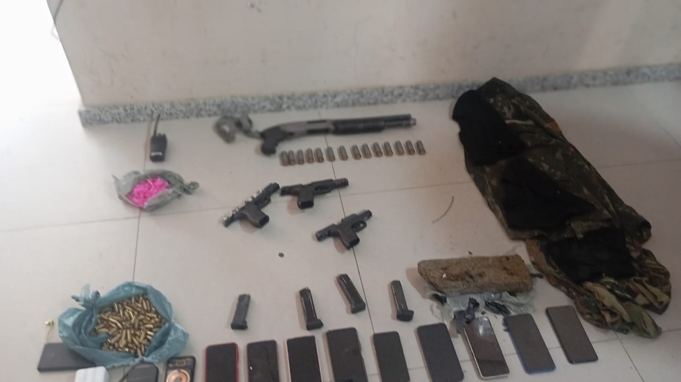 Foram apreendidos carregadores, armas e munições — Foto: Polícia Civil