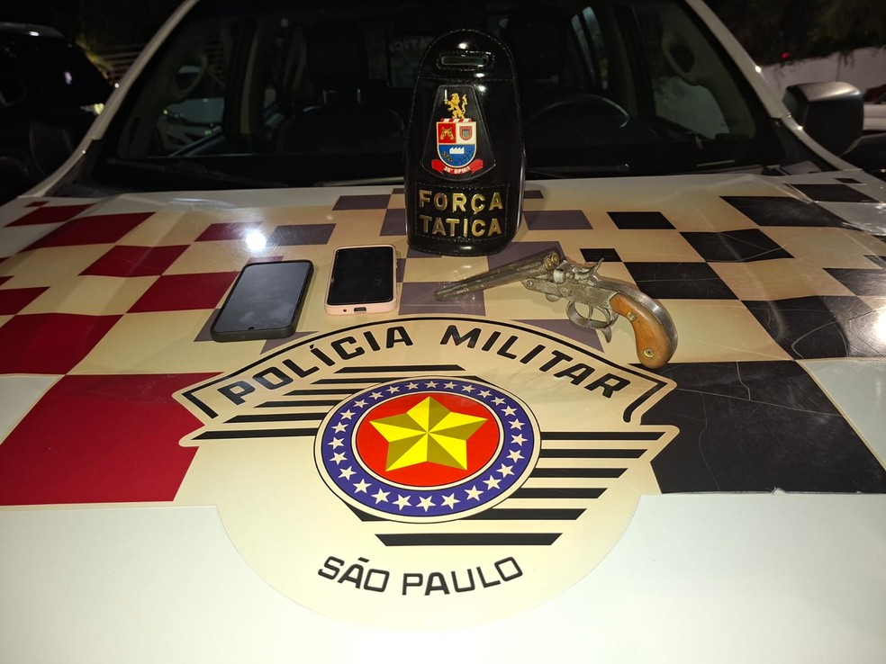 Garrucha usada no latrocínio foi apreenda pela Força Tática da Polícia Militar em Pirassununga (SP) — Foto: Polícia Militar/Divulgação