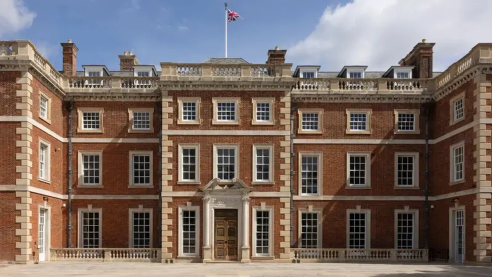 A casa hoje funciona como museu aberto ao público, o Trent Park House of Secrets — Foto: Ruth Board