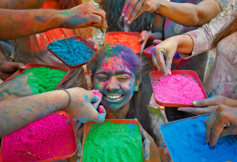 Indianos celebram o Holi, festival das cores, em meio a queda nos casos de  Covid-19; Veja FOTOS, Mundo