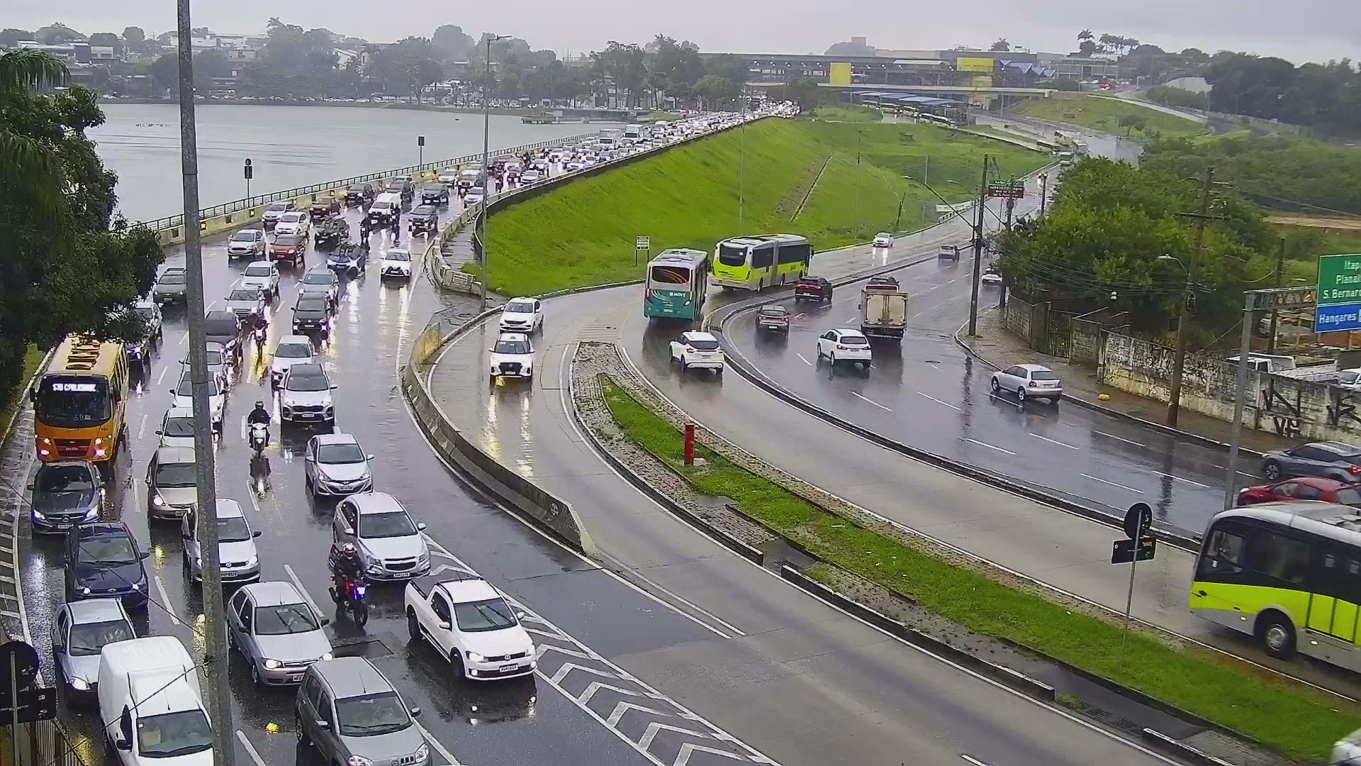 Chuva forte alaga Balneário Camboriú e cancela aulas na Avenida Atlântica