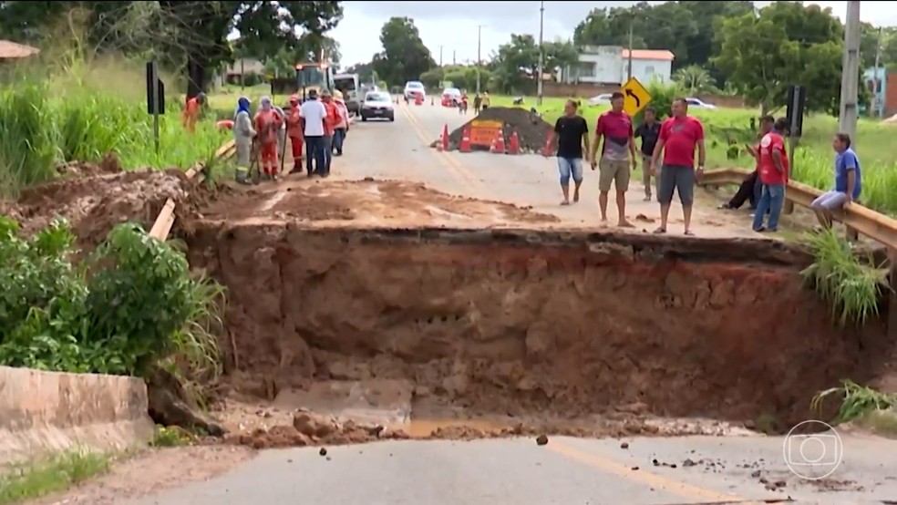 Uma semana após cratera abrir na BR-222, ponte cede em outro trecho da rodovia no Maranhão — Foto: Reprodução/TV Globo
