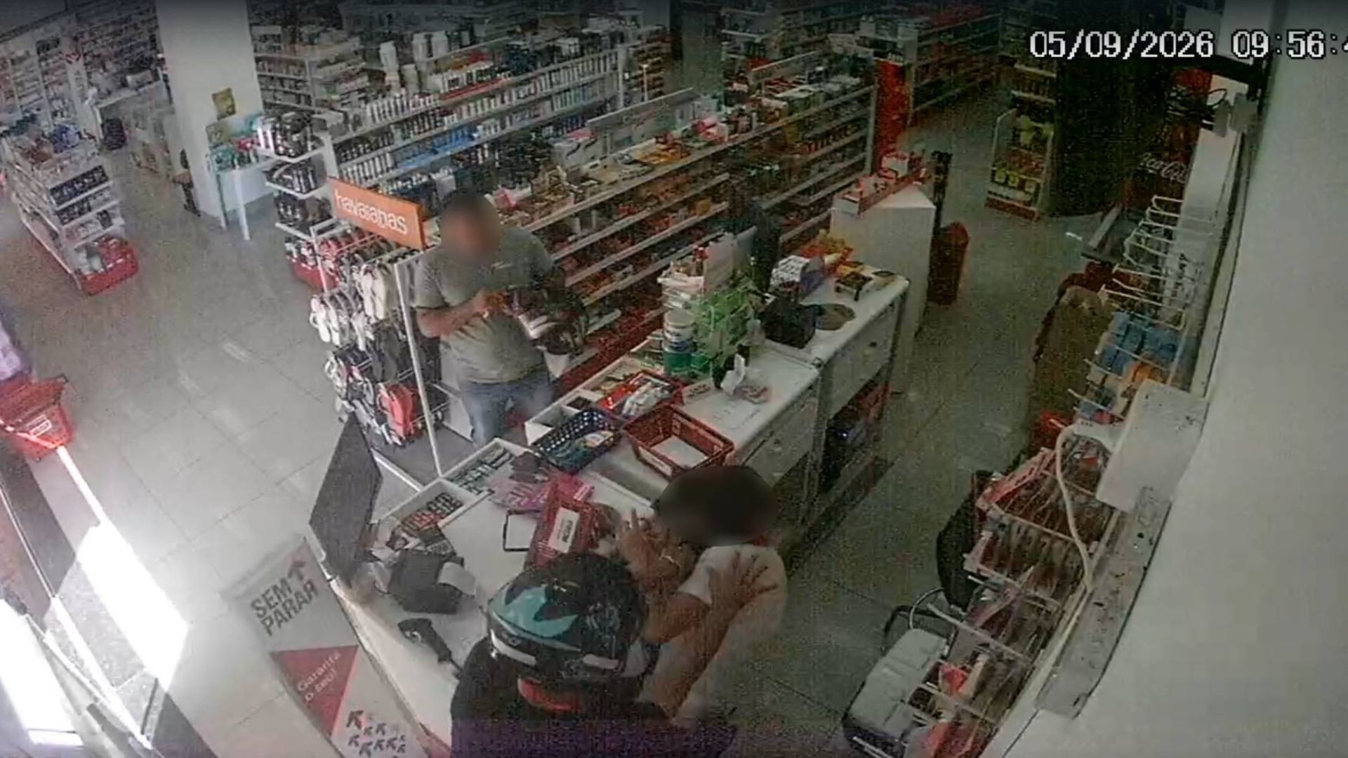 Vídeo: funcionária é agredida por namorado durante o trabalho em Uberaba