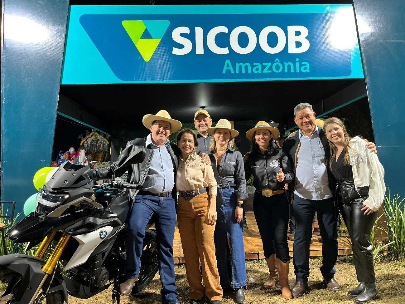Sicoob Amazônia realiza entrega da MOTO BMW a ganhador da campanha Seu Capital e Investimentos
