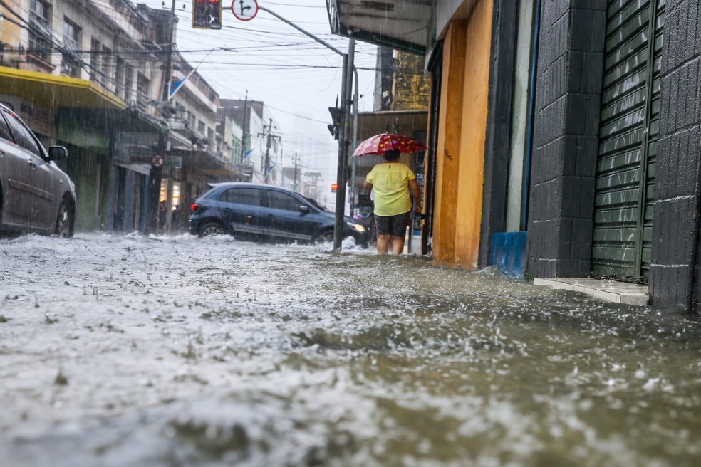 O alerta para o Ceará aponta a possibilidade de chuvas entre 20 e 30 milímetros por hora.  — Foto: José Leomar/SVM