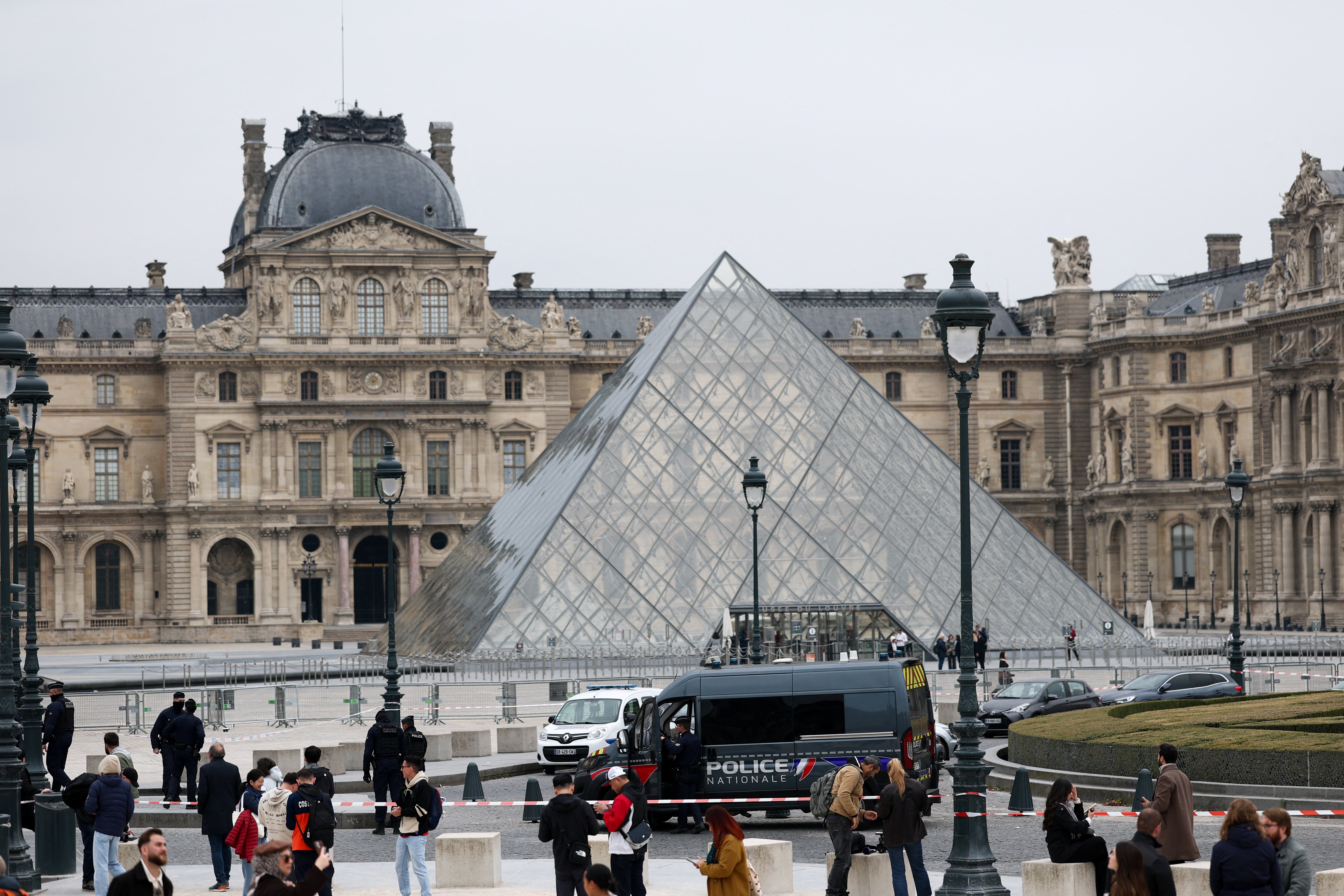 Museu do Louvre, em Paris, é fechado após roubo