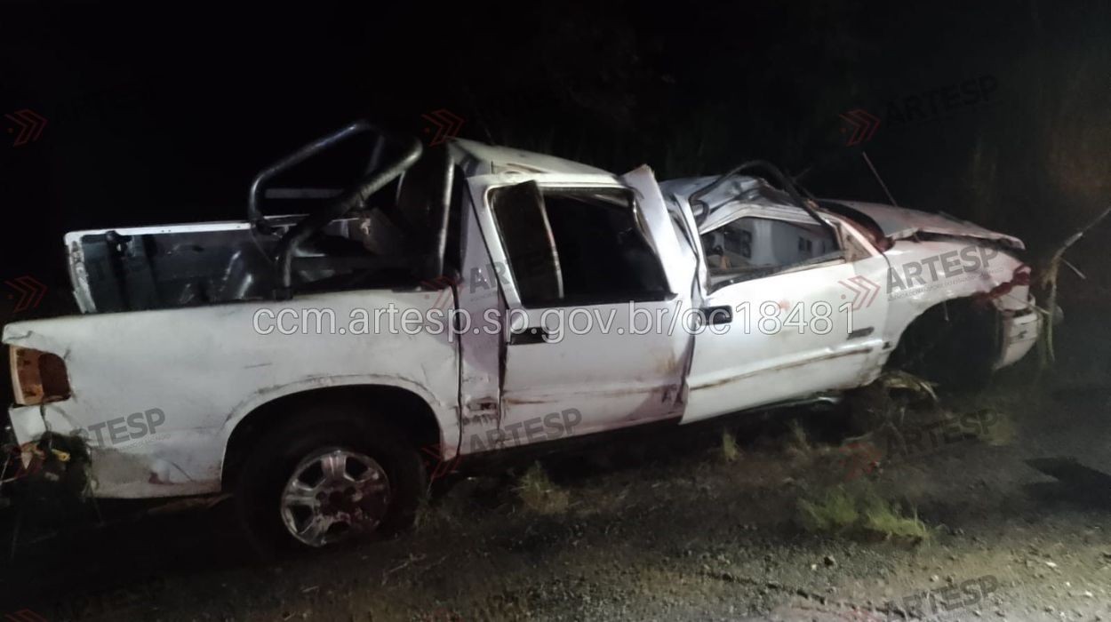 Motorista morre após bater carro em defensa metálica e capotar em rodovia no interior de SP