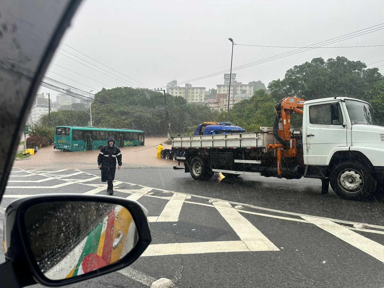 Florianópolis tem vias interditadas, acidentes de trânsito e viagens de ônibus suspensas por chuvas 