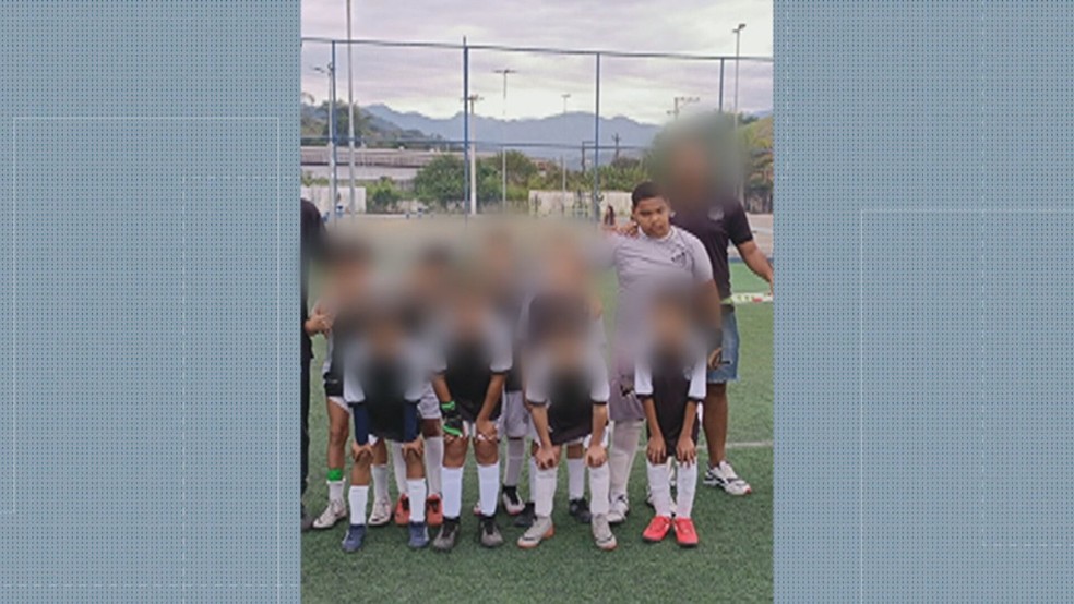 Caio da Rocha sonha em ser goleiro. Ele foi baleado na perna na quinta-feira (21). — Foto: Reprodução/ TV Globo