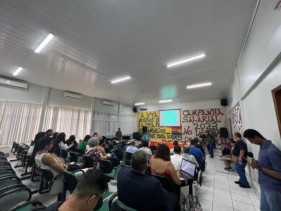 Adufac identificou que administração já começou a retirar as placas no campus — Foto: Leandro Rosa/Arquivo pessoal