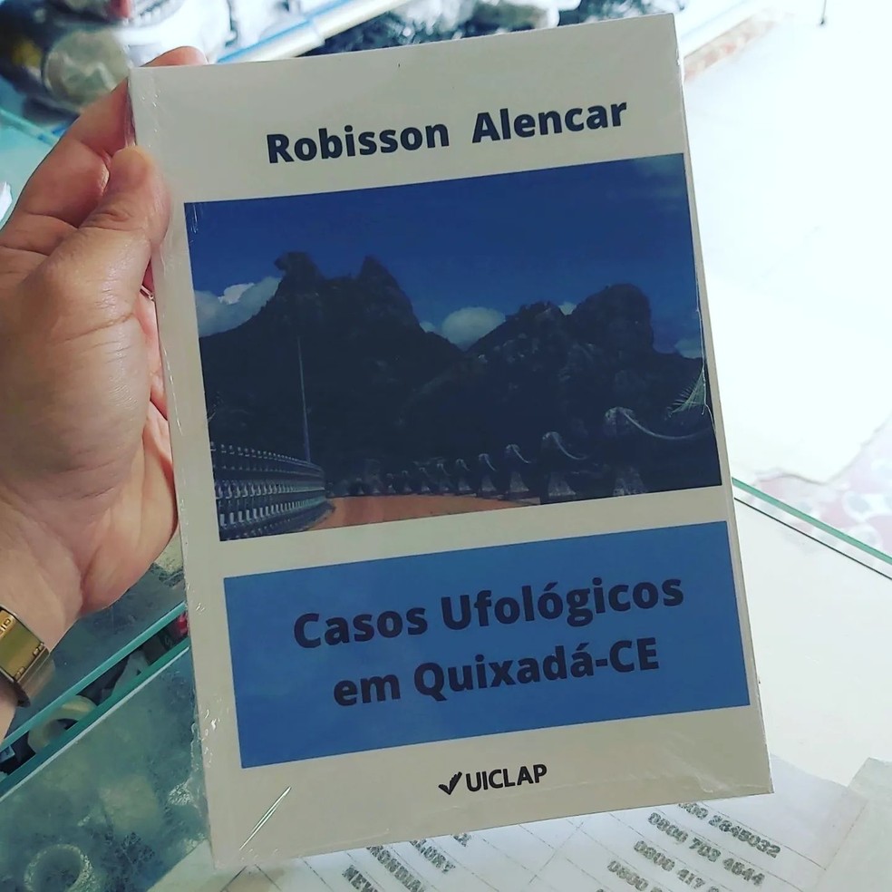 Em julho de 2022, o comerciante Robisson Alencar lançou livro reunindo casos ufológicos na cidade. — Foto: Arquivo Pessoal