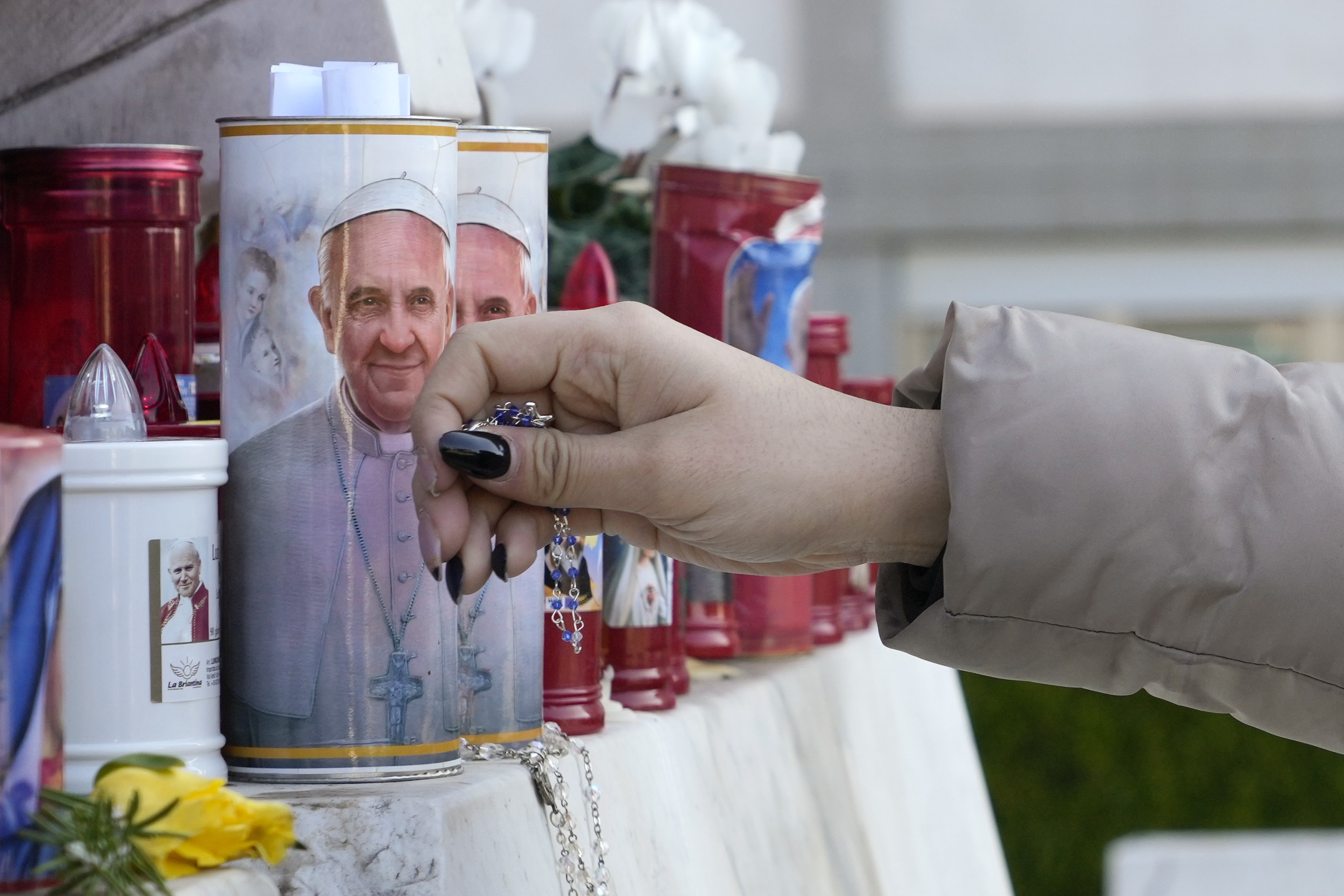 Papa Francisco segue em estado crítico, mas não teve mais crise respiratória, diz boletim