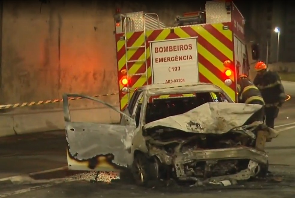 Na fuga, ladrões bateram em outro carro, que pegou fogo — Foto: Reprodução/TV Globo