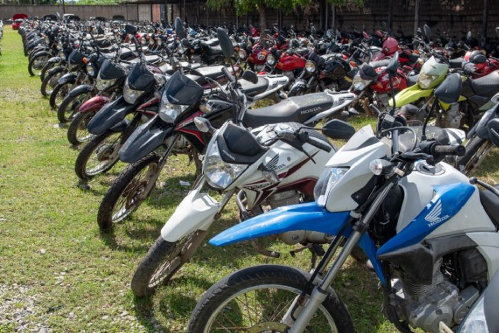 Leilão reúne entre sucatas, motocicletas e veículos. Serão ofertados 364 lotes.  — Foto: Detran/CE