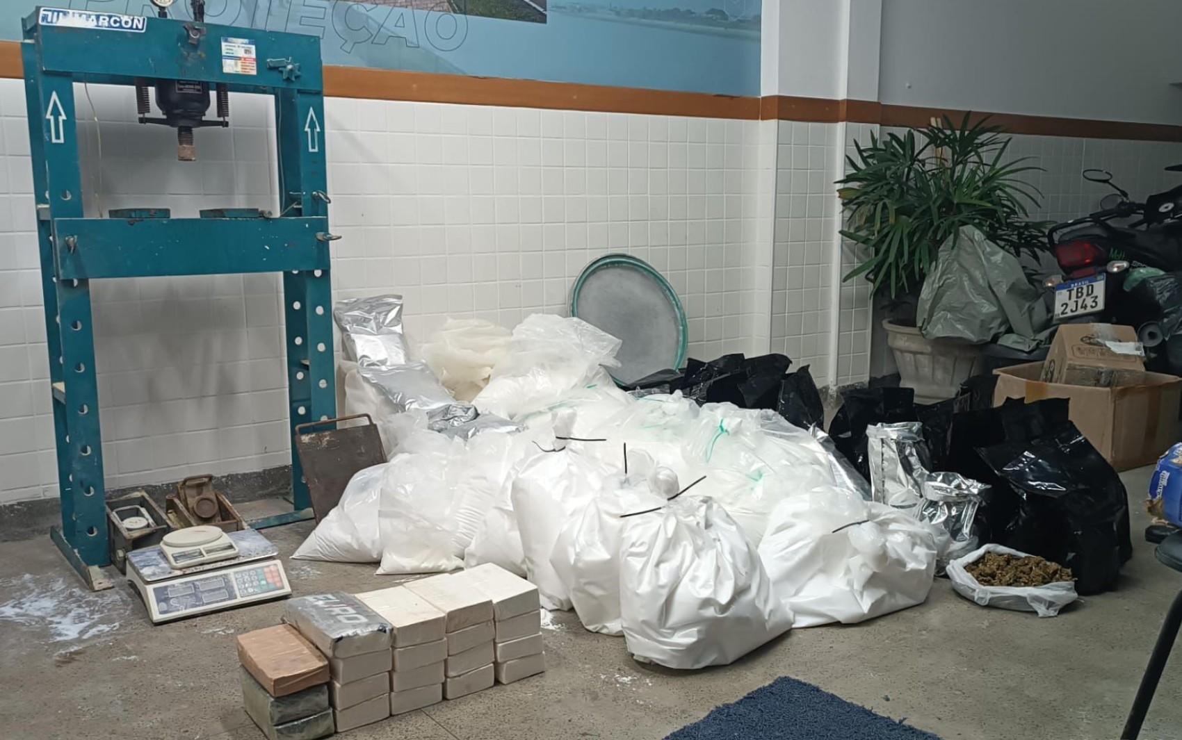 Mais de 200 kg de drogas são apreendidos em 'laboratório' no interior da Bahia; homem foi preso